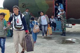 Pengungsi tinggalkan Lanud Timika gunakan Hercules TNI AU, utamakan perempuan dan anak-anak