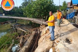 Ruas jalan Desa Hapalah Tabalong longsor