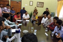 Puluhan masyarakat dan mahasiswa unjuk rasa ke Dinas PUPR Langkat