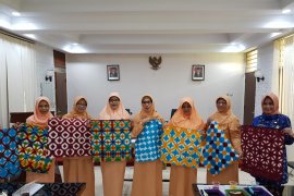 Tambah keterampilan, anggota Dharma Wanita Kota Magelang ikuti pelatihan membatik