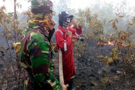 Komandan Kodim 0403/OKU turun ke lapangan padamkan api karhutla