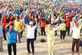 Sambut HUT Kabupaten Serang, Bupati Senam Bersama Ratusan Warga