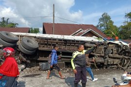 Satu orang tewas dalam kecelakaan beruntun libatkan delapan kendaraan