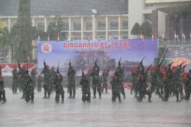 Hujan deras tidak kurangi semarak peringatan HUT TNI di Ambon