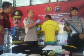 Peroleh sabu dengan cara dilempar pakai bungkus rokok dari Lapas Pariaman, AR akhirnya  diciduk polisi