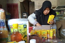 Mangrove dijadikan beragam makanan olahan di tangan warga Indramayu