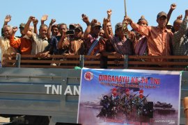 HUT TNI, warga Kupang ikut defile tentara