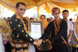 Indramayu pecahkan rekor membatik "complongan" tercepat yang dicatat ORI