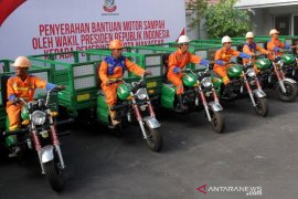 Bantuan kendaraan pengangkut sampah Page 1 Small