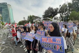 "Simalakama" polemik Perppu KPK