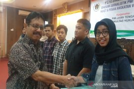 Geulis lulusan terbaik Sekolah Jurnalistik PWI Jateng