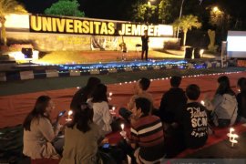 BEM Unej nyalakan lilin untuk korban demonstrasi dan kerusuhan di Wamena