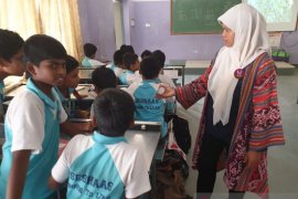 Guru SDN Mojorejo 1 Batu kenalkan lingkungan-budaya Indonesia di India