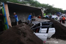 KECELAKAAN TRUK PASIR DI JALUR PANTURA Page 1 Small