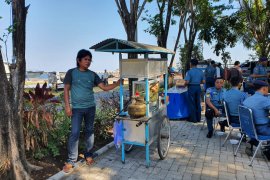 Personel Lantamal VI naik pangkat undang pedagang jajanan gerobak