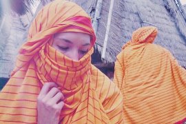 Nadine Chandrawinata dan kisah di balik sarung kesayangan