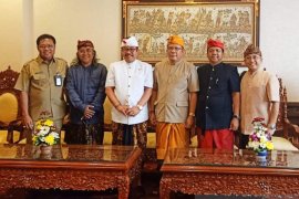 Wagub Cok Ace ikut menari dalam "Utsawa Bali Sani" Unhi Denpasar