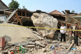 Batu besar timpa rumah warga Purwakarta, Polisi periksa tiga saksi