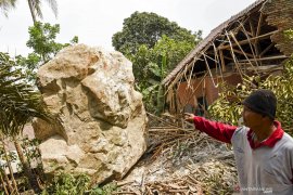 Pertambangan dengan bahan peledak, sejumlah rumah dan sekolah ambruk diterjang bebatuan