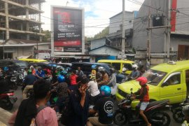 Gempa kuat kembali guncang Ambon warga  panik berhamburan ke luar rumah