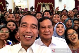 Presiden Jokowi dan Prabowo swafoto bersama wartawan