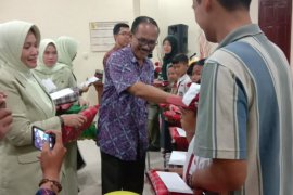 Dharmayukti Karini Cabang Tanjungkarang beri beasiswa kepada 30 anak