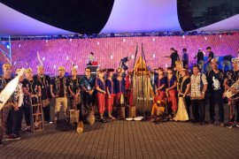 Tarian Manyarung Suku Dayak Kapuas Hulu tampil di Istora Senayan Jakarta