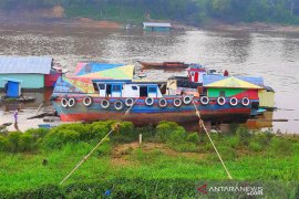 Sungai Barito kembali surut , angkutan terganggu
