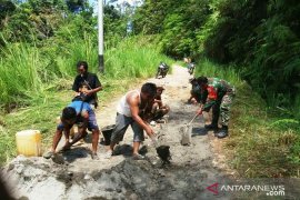 Koramil 03/Spirok dan masyarakat gotongroyong perbaiki jalan dusun
