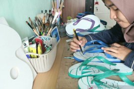 Kreatif, Anak Muda Ini Ciptakan Peluang Bisnis Dengan Mengukir Sandal Jepit