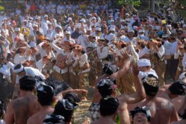 Tradisi perang ketupat