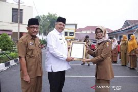 Wako Solok serahkan penghargaan Sanitasi Total Berbasis Masyarakat ke Dinkes