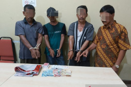 Main judi, oknum Kades di Kampar tak berkutik dibekuk Polisi