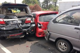Fortuner,  Bus Damri, dan empat mobil tabrakan beruntun di Tol Joglo