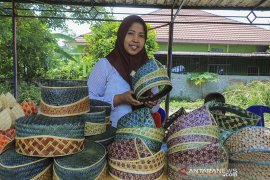 Ibu-ibu Rohul kembangkan kerajinan tanjak dari bambu, begini penjelasannya