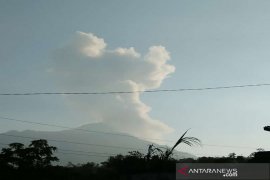Sejumlah desa di Magelang hujan abu akibat letusan Merapi