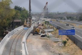 Pembangunan jalur kereta api bandara Adi Soemarmo