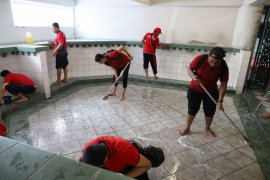 Peringati HDKD, Pegawai Kanwilkumham Jatim bersihakan Masjid Al-Akbar