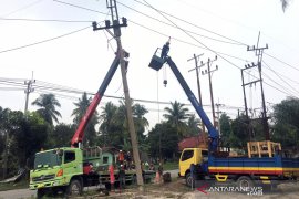 PLN perbaiki 31 tiang listrik tumbang akibat hujan badai, begini strateginya