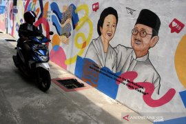 Mural cinta Habibie Ainun Page 2 Small