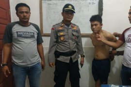 Cekcok gara-gara anak tiri, suami gorok leher istrinya dengan sebilah pisau