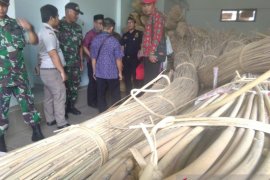 185 ikat rotan hasil tangkapan TNI di perbatasan dihibahkan