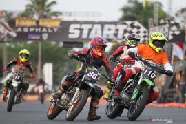 Tiga pebalap bersaing ketat pada Supermoto
