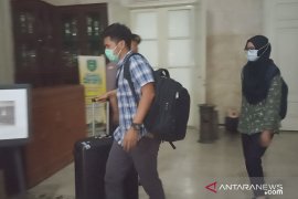 KPK bawa satu koper dari ruang kerja  Bupati Indramayu