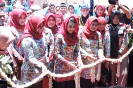 Arumi Bachsin buka pameran BBGRM dan HKG-PKK di Situbondo (Video)