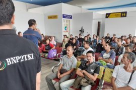 54 TKI bermasalah dipulangkan ke Dumai