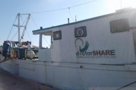 Obati masyarakat, rumah sakit apung sandar di pelabuhan Baubau