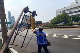 Rambu lalu lintas roboh dan menutup lajur keluar tol MT Haryono