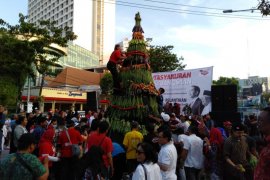 Ratusan warga berebut tumpeng tasyakuran Jokowi-Ma'ruf di Surabaya