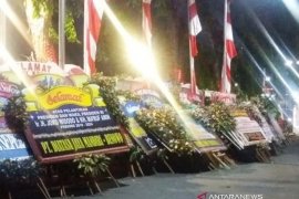 Ratusan karangan bunga untuk Presiden penuhi halaman Grahadi